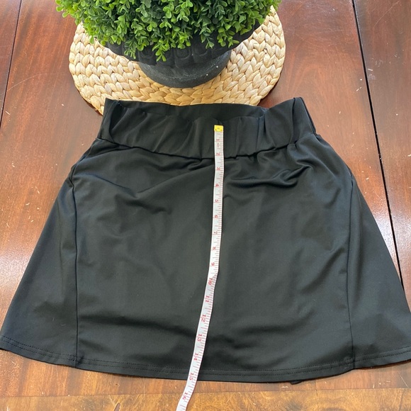 Black skort, says XL but more like a L so I will list as such. - Picture 1 of 2
